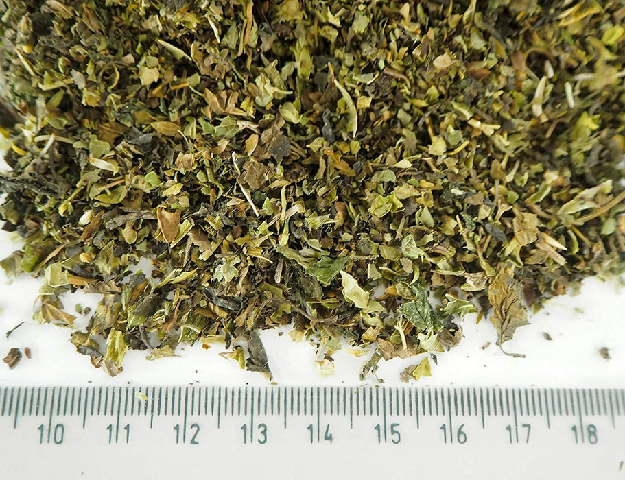 Getrocknete Bio-Zitronenmelisse, lose Blätter in Nahaufnahme, für aromatischen Kräutertee