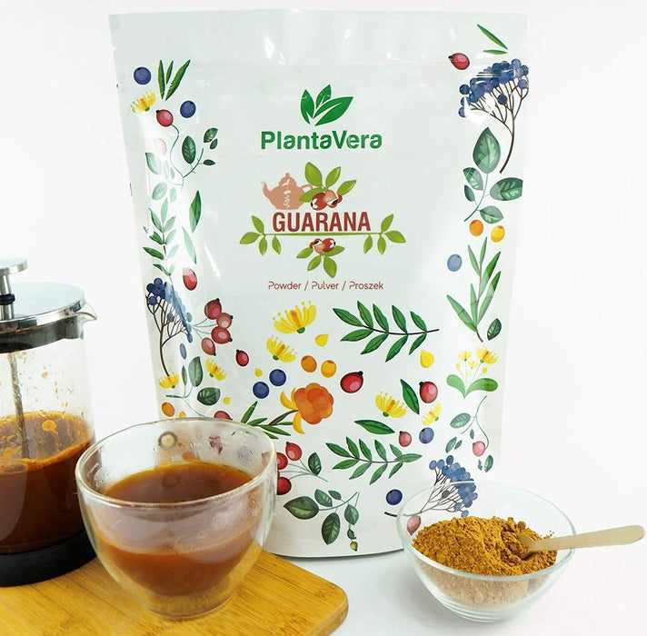 Eine gemütliche Kaffeepause mit PlantaVera Guarana-Pulver, Tasse und Pulver auf einem Holzbrett serviert.